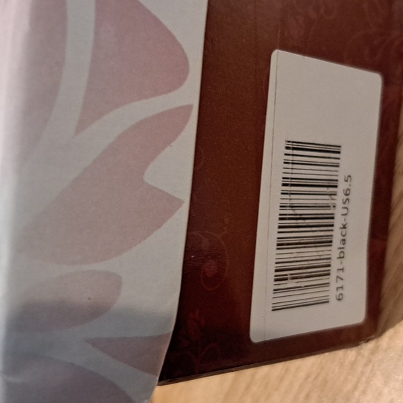 NWT Knee-High Boot with 'B' Buckle, Block Heel (Black) - TinaCus - Picture 12 of 12